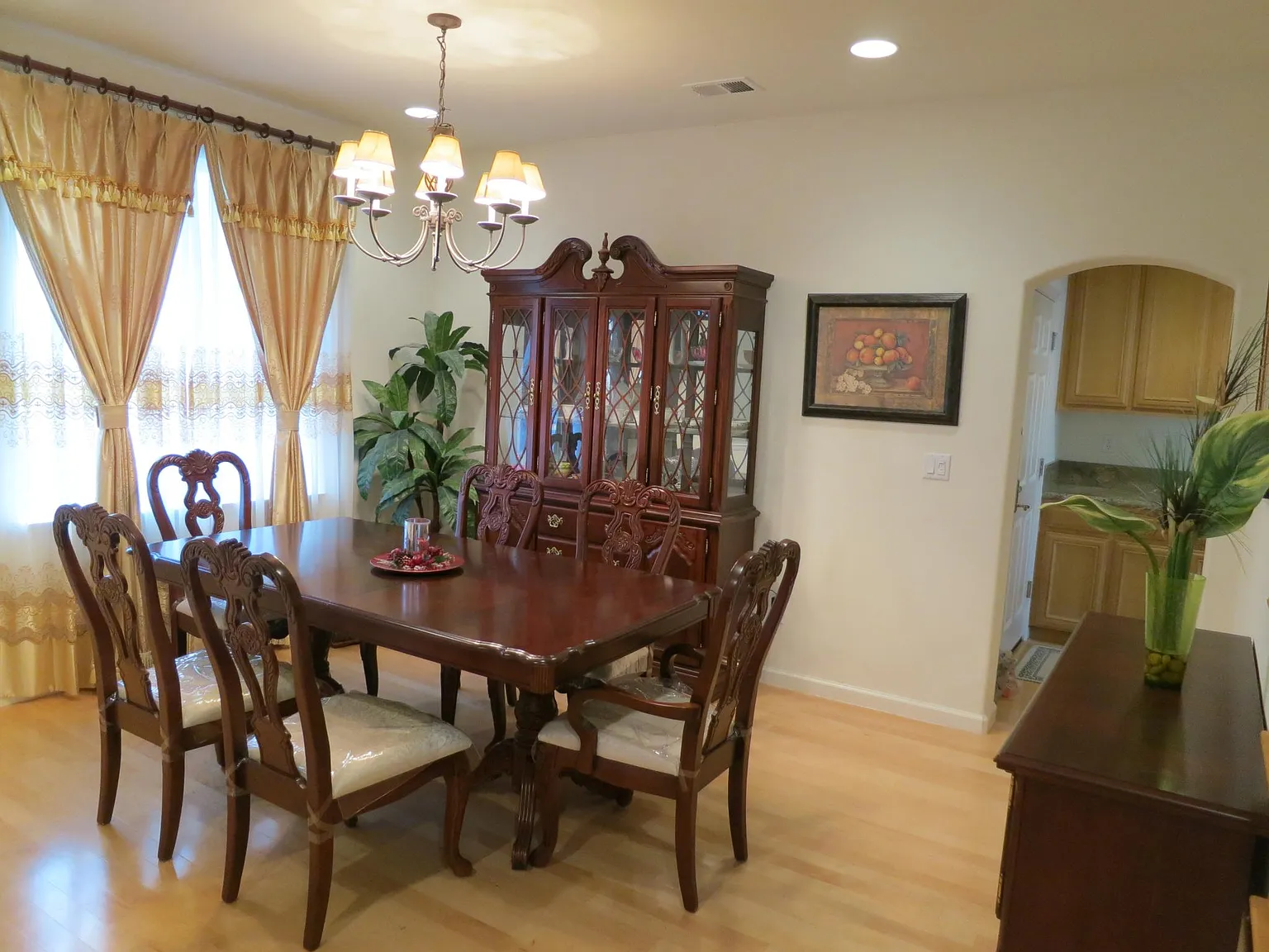 4 bed, 2800 sqft, $5,600 — Photo 1