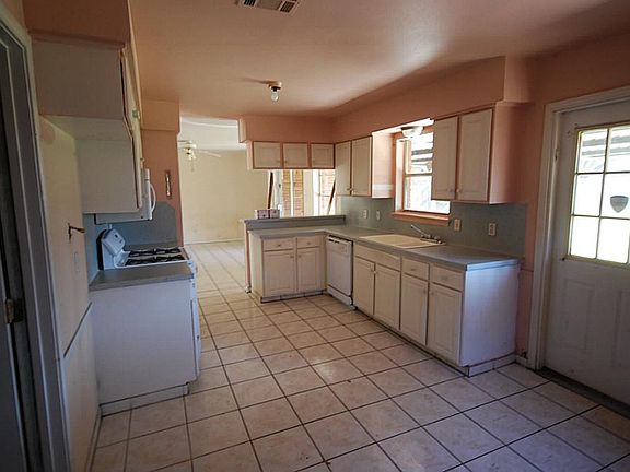 3rd image of 13930 Bretagne Dr