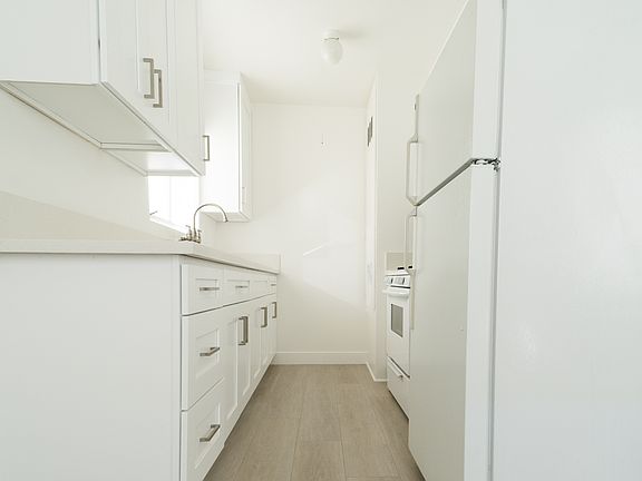 4th image of 1037 N Gardner St