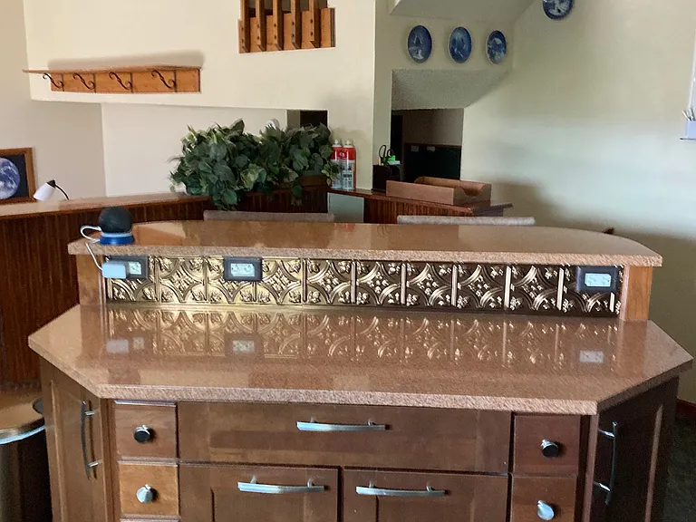 Kitchen Island faces Sink & Stove
Overhead Lighting
Seating behind