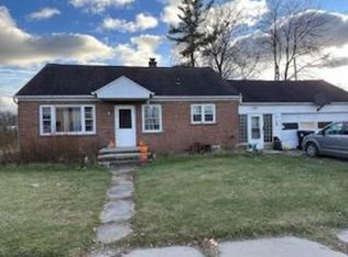 110 E Hofman St, Cecil, WI 54111