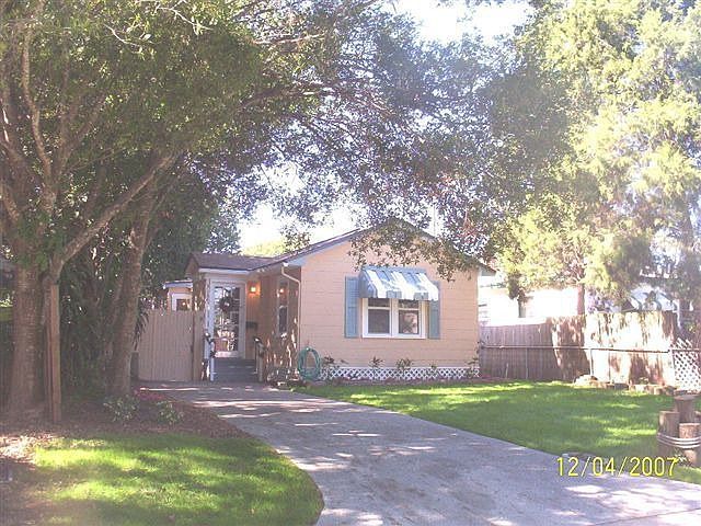 FRONT VIEW OF HOUSE
