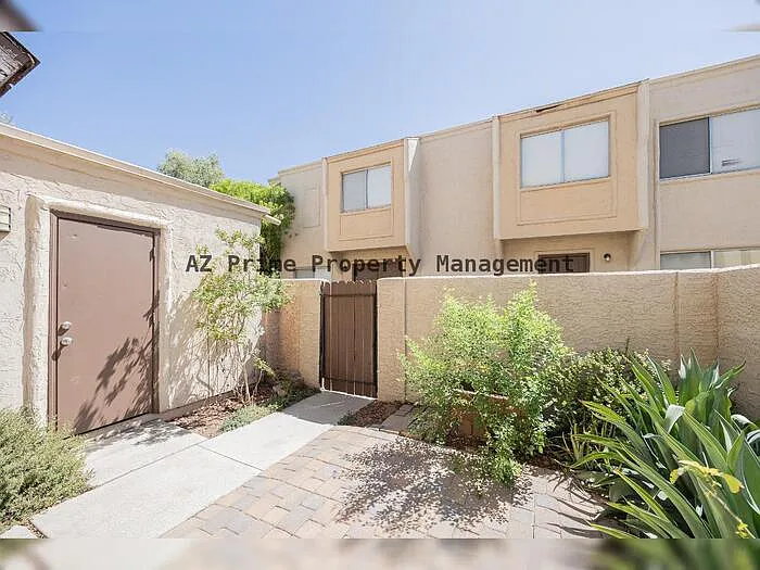 2 bed, 1.0 bath, 904 sqft, $1,895 — Photo 2