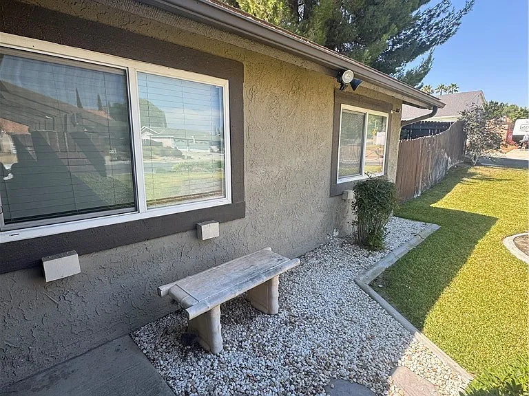 2152 Trafalgar Ave — Photo 3