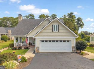 26 Players Ln, Hartwell, GA 30643
