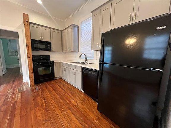 5th image of 127 Addison St