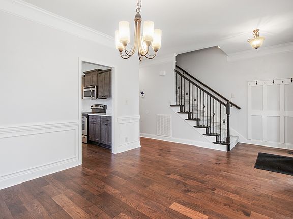 3rd image of 970 Willow Cir