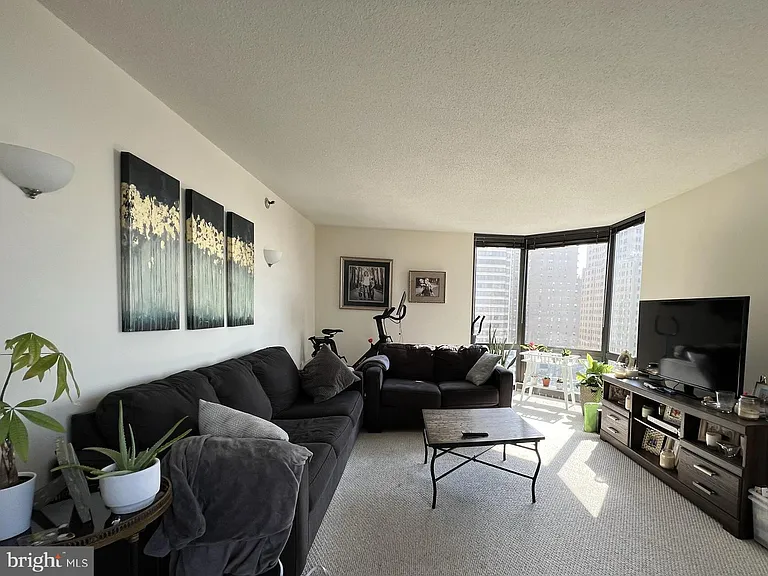 2020 Walnut St #14E — Photo 2