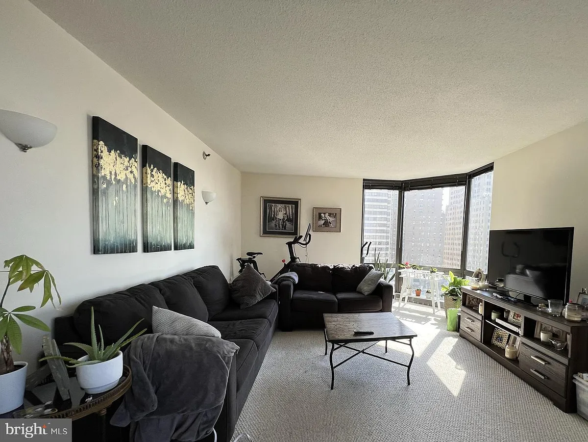 Building Photo - 2020 Walnut St #14E
