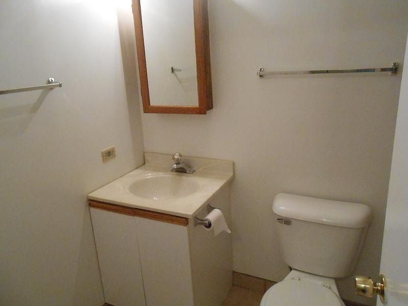 2nd image of 2047 N Hoyne Ave #1R