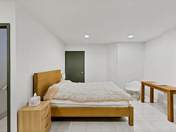 3rd image of 870 Pacific St APT 1R