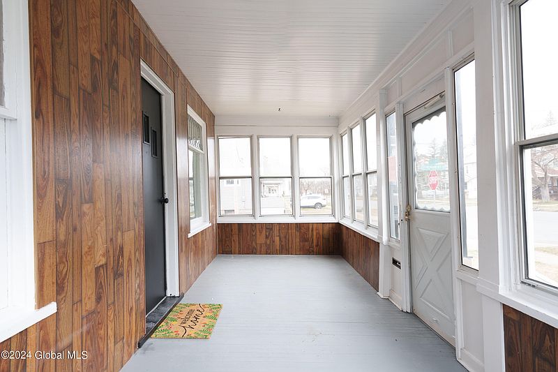 3rd image of 902 Vischer Avenue