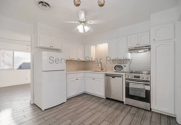 518 E Huntington Dr #3 — Photo 3