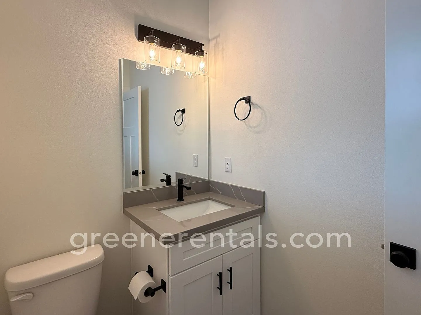 3BR/2.5BA Olympia Townhome — Photo 4