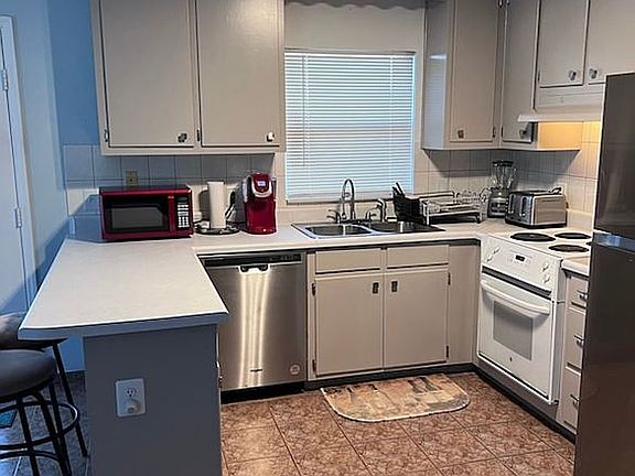 5th image of 305 Wisteria Ln