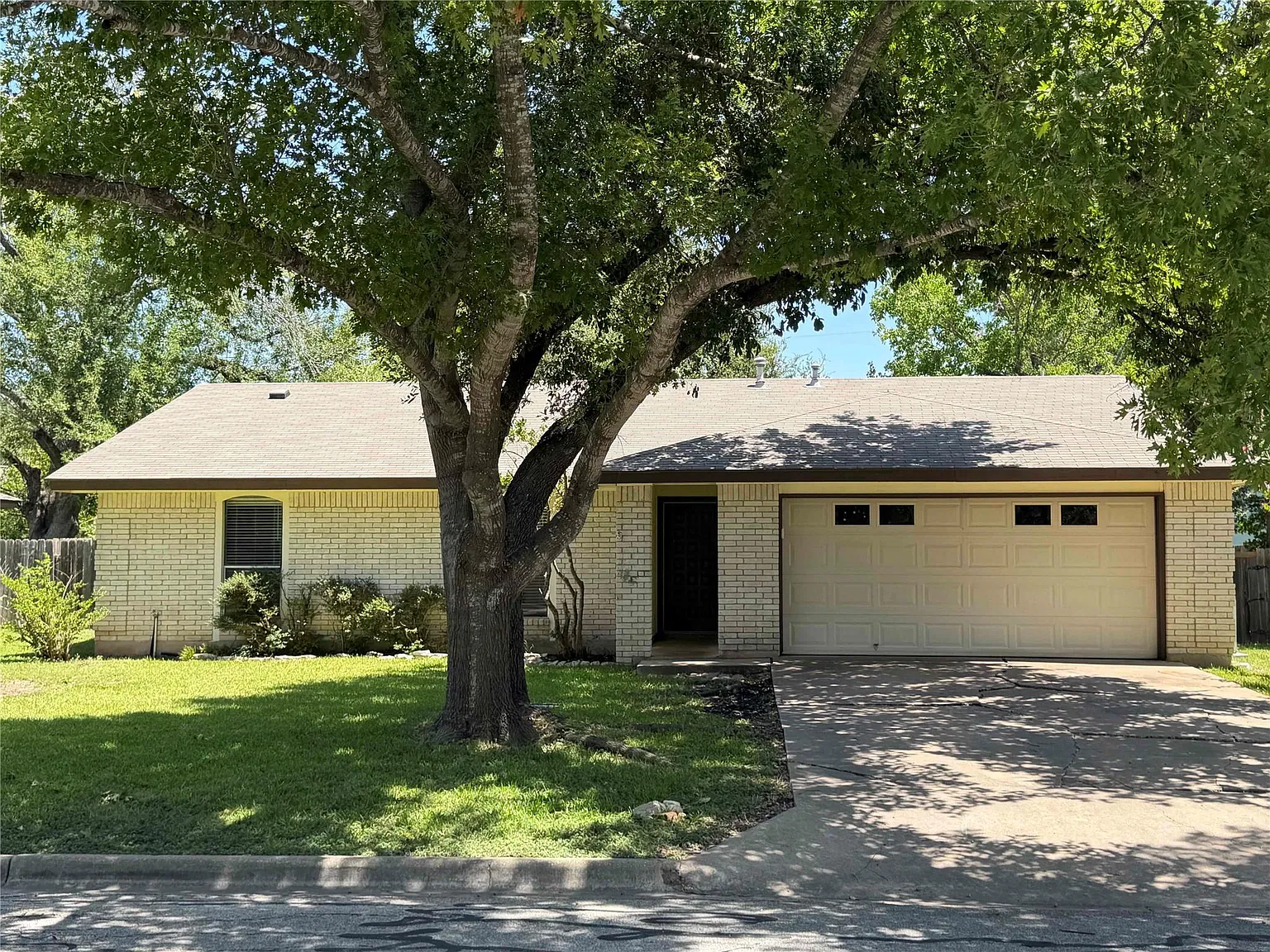 3 bed, 2.0 bath, 1469 sqft, $1,995 — Photo 3