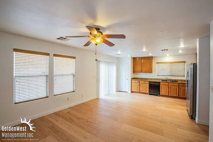 3 bed, 2.5 bath, 2040 sqft, $2,300 — Photo 2