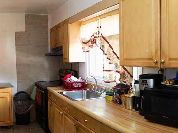 4th image of 175 Cumberbach St