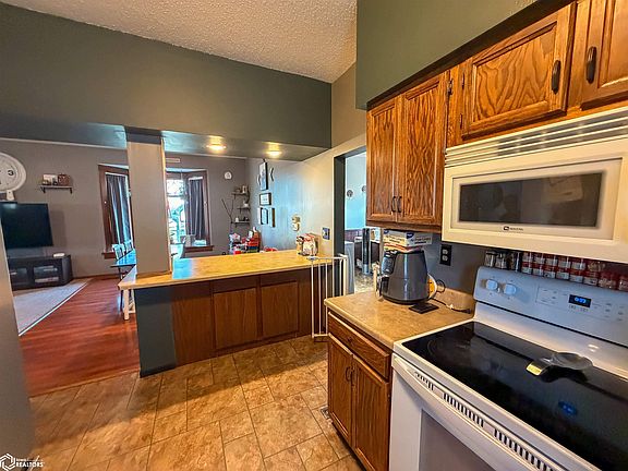 4th image of 419 3rd St SE