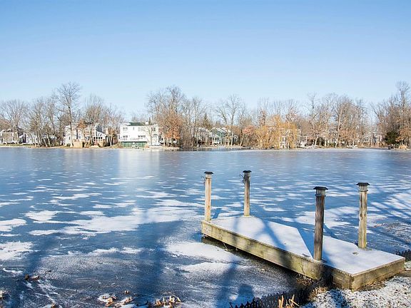 4th image of 824 Bay Harbor Dr
