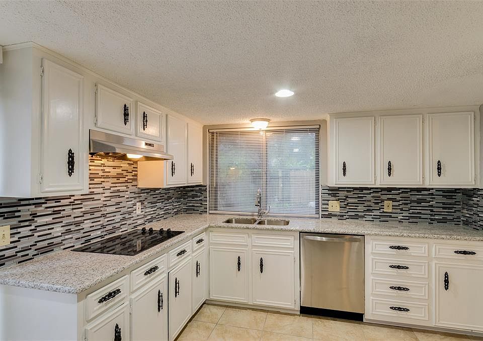 1st image of 16327 Hickory Knoll Dr