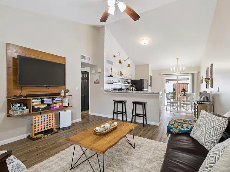 8902 W Loma Ln — Photo 3