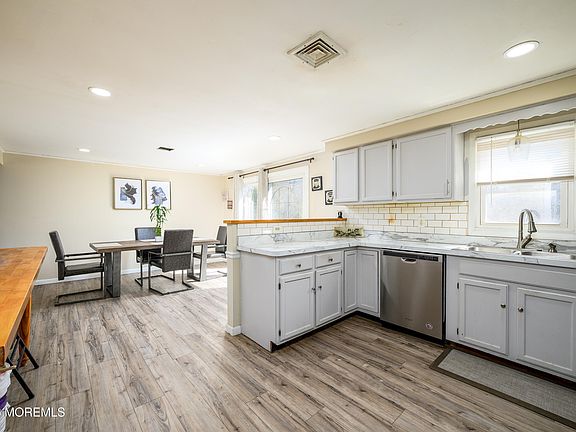 3rd image of 570 Eltone Road