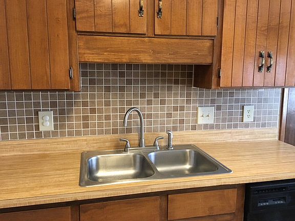 5th image of 107 Southwood Ct