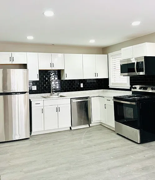 304 Maplewood Ave NE — Photo 2