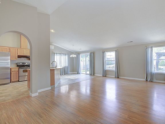 3rd image of 15807 NE 48th Cir