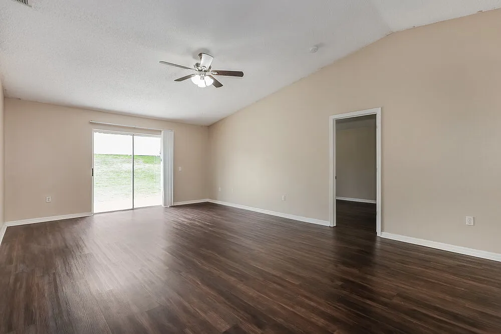 3 bed, 2.0 bath, 1424 sqft, $2,005 — Photo 3