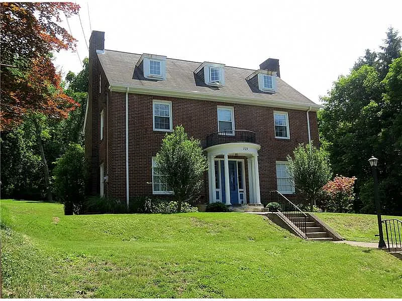 709 Hall St photo 1