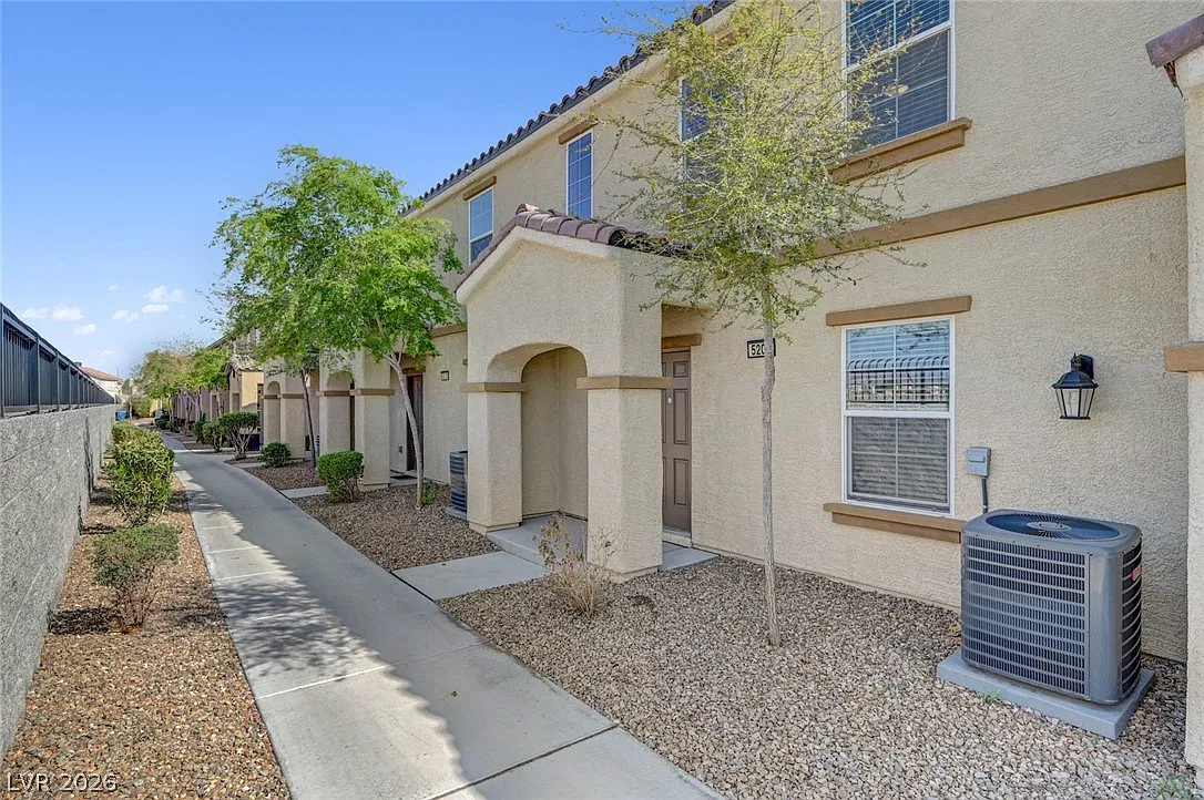 4 bed, 2.5 bath, 1909 sqft, $1,995 — Photo 1