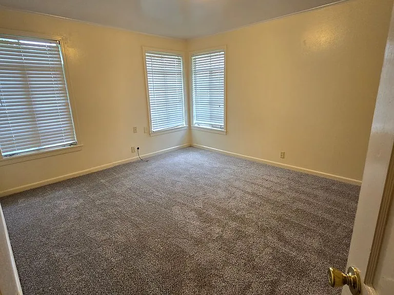 701-703 Gladstone Blvd — Photo 7