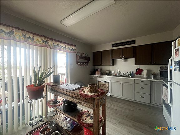 4th image of 211 W Cardinal Ln