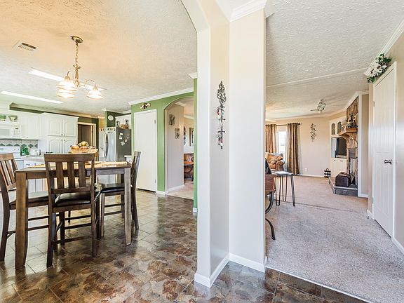 4th image of 302 Breezy Ln