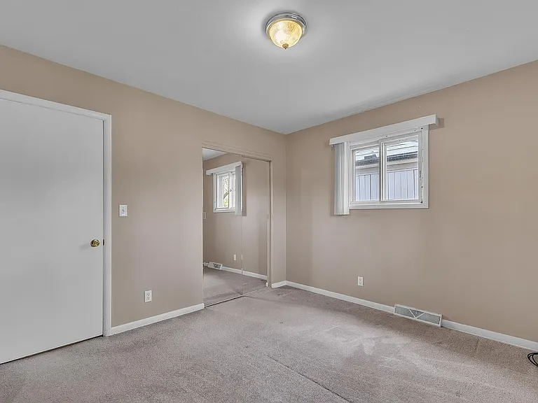 1114 N Maple Rd — Photo 16