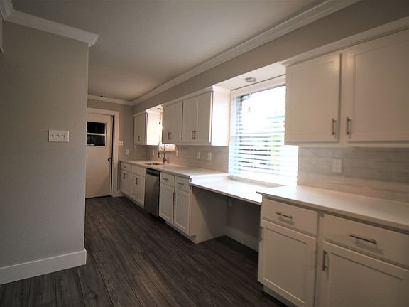 5th image of 408 Hilltop Ln
