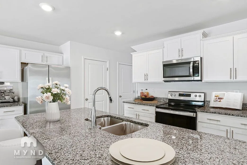 4 bed, 2.5 bath, 1927 sqft, $2,270 — Photo 3
