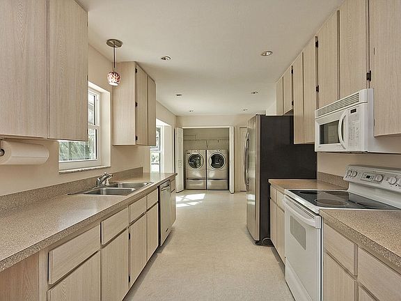 4th image of 6040 Golden Oaks Ln