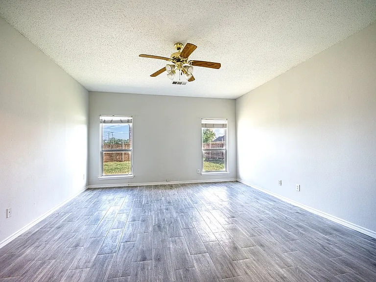 1532 Tanglewood Dr — Photo 8