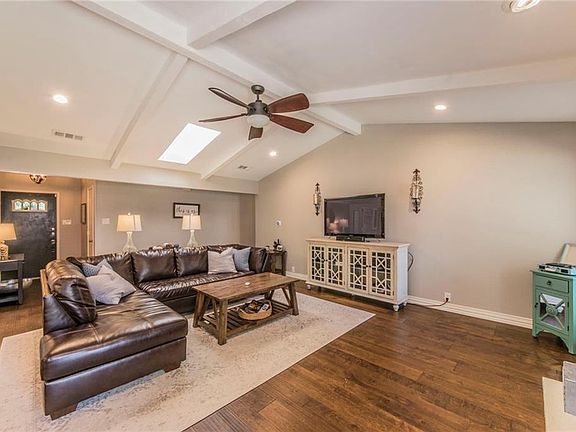 2nd image of 2824 Live Oak Ln