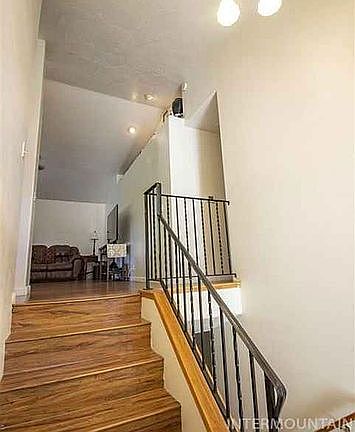 4th image of 875 Hughes Dr