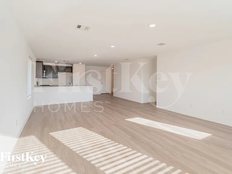 453 Maple Bend Ln — Photo 2