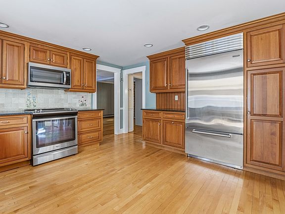 3rd image of 21 Goulding St E