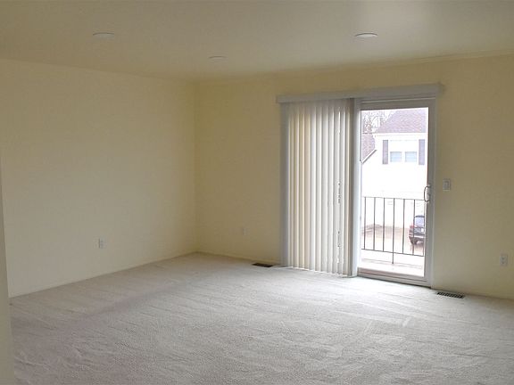 3rd image of 15848 Charleston Dr