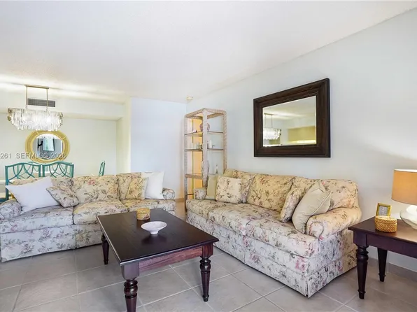 927 NE 199th St APT 104, Miami, FL 33179