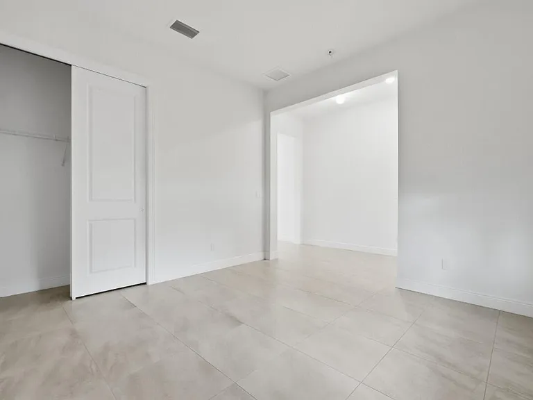 11760 Bayview Cir — Photo 7
