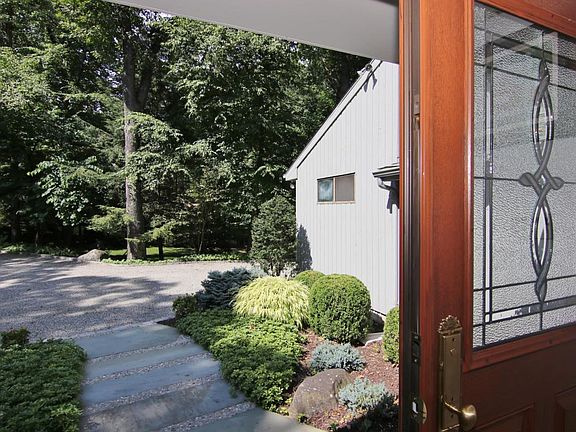 4th image of 62 Briar Woods Trl