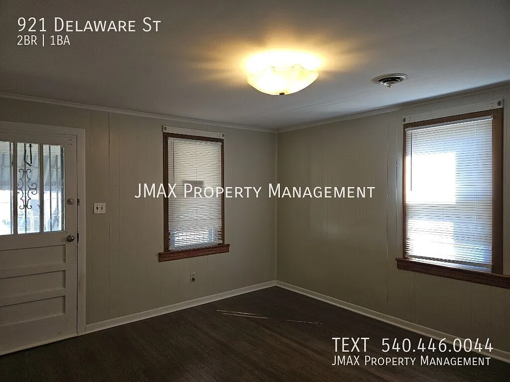 Welcome Home to Salem! One-Level Living with Fenced Yard & Storage — Photo 2